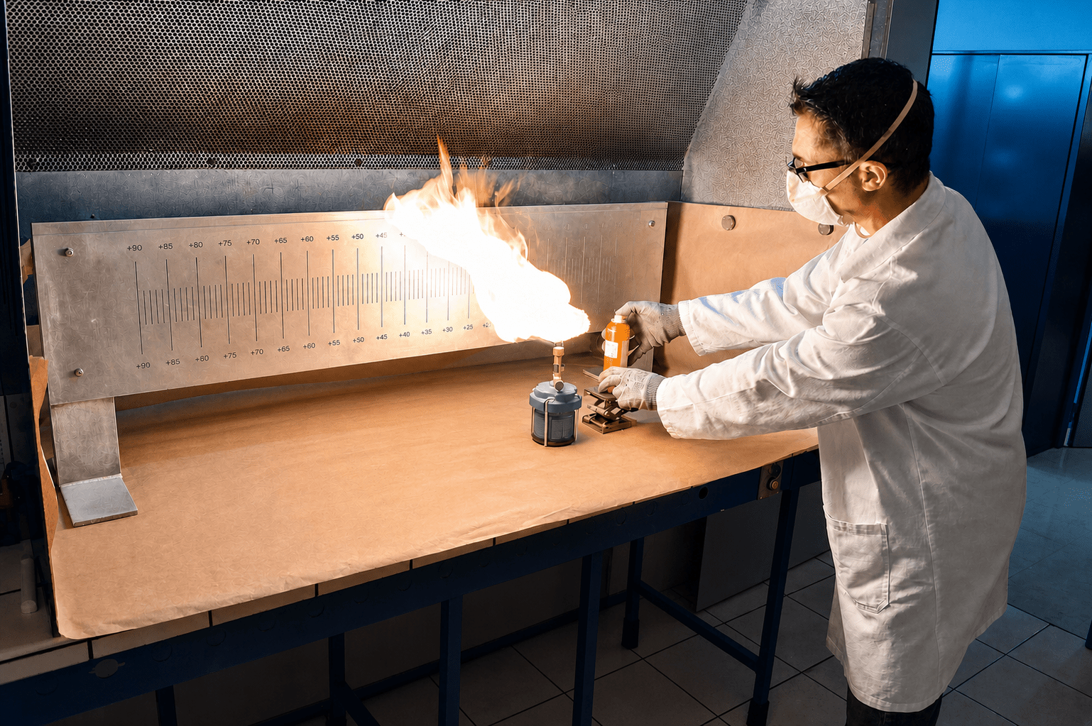 Technicien du LEREM réalisant un essai d’inflammabilité sur un aérosol