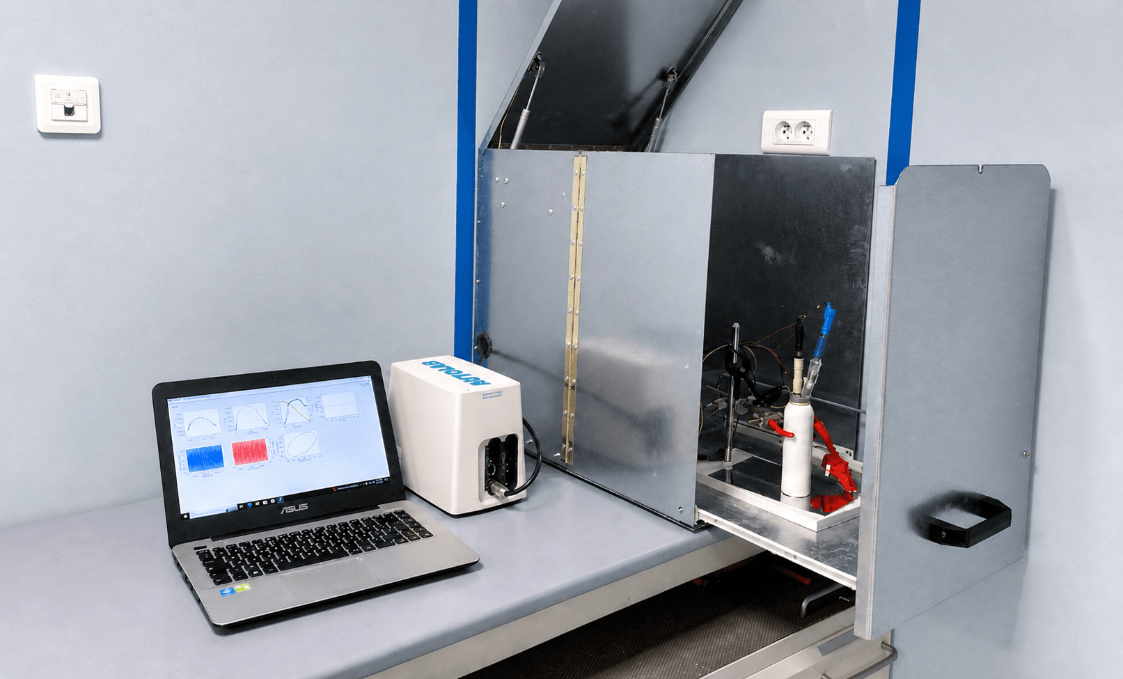 Poste d’analyse électrochimique du LEREM avec ordinateur et cellule d’essai