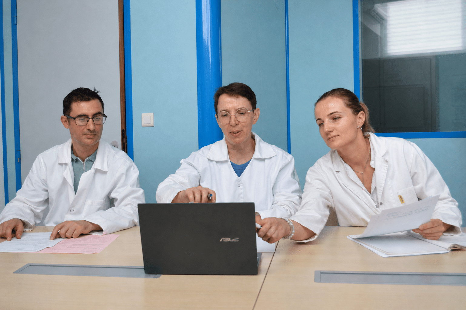 Équipe du laboratoire LEREM réunie autour d’un projet technique