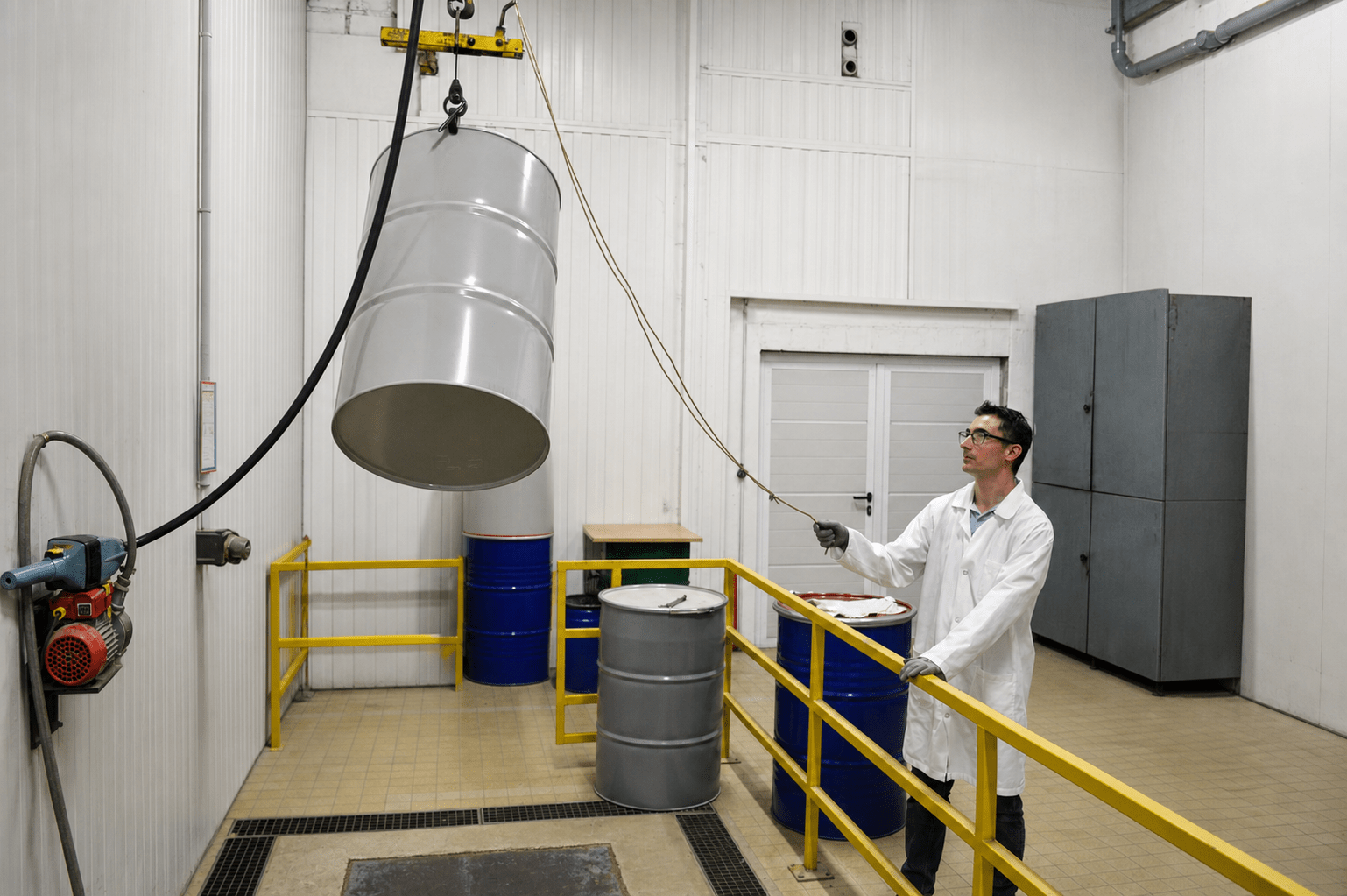 Essai de chute d’un fût métallique TMD dans le laboratoire du LEREM