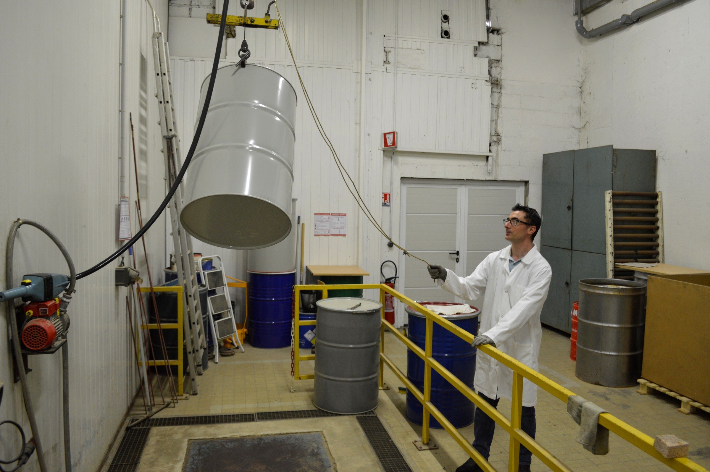 Essai de chute d’un emballage TMD dans le laboratoire du LEREM
